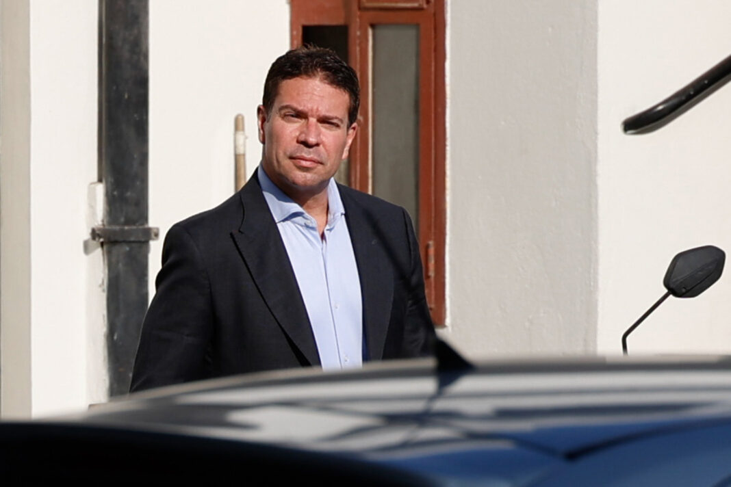 Site publica foto de Ramagem e sugere que ele esá nos EUA