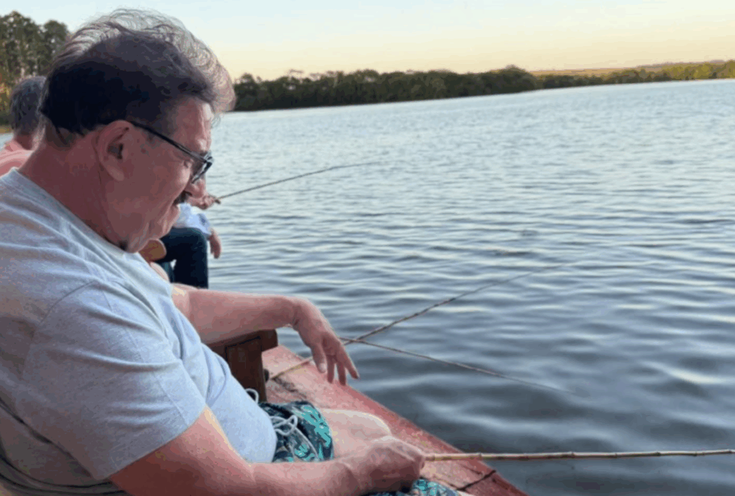 Longe dos estúdios, Ratinho aproveita feriado para pescar