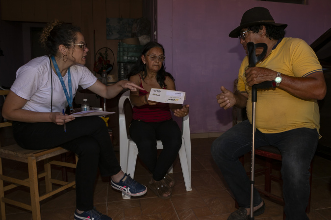 Equipes do Estado percorrem Rio Bonito do Iguaçu para entregar Cartões Reconstrução às famílias