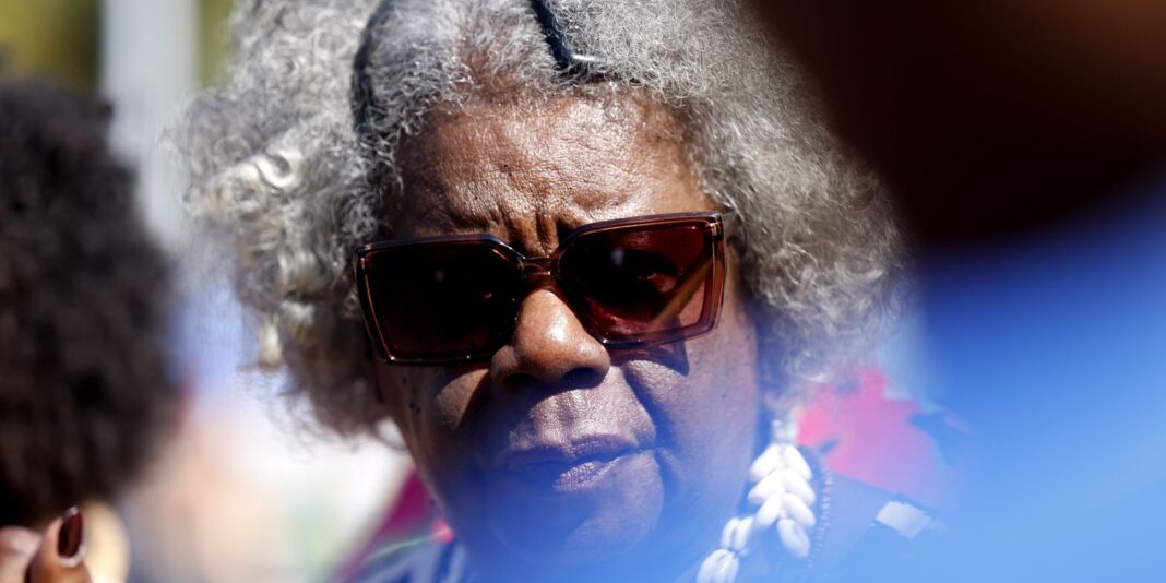 “Cada passo, cada pé, reivindica o direito à vida”, diz escritora