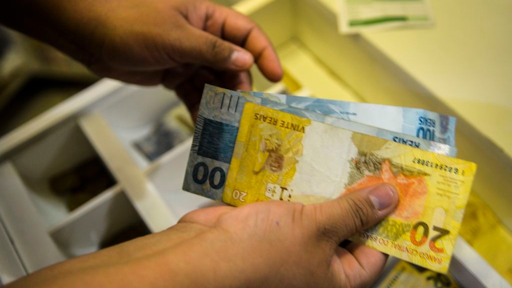 Inflação cai para 0,09% em outubro, mas segue acima da meta em 12 meses