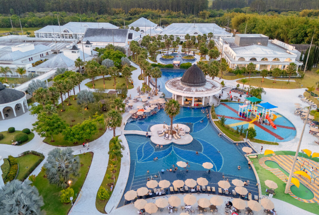 Resort de águas termais dá 40% OFF em hospedagens para 2026