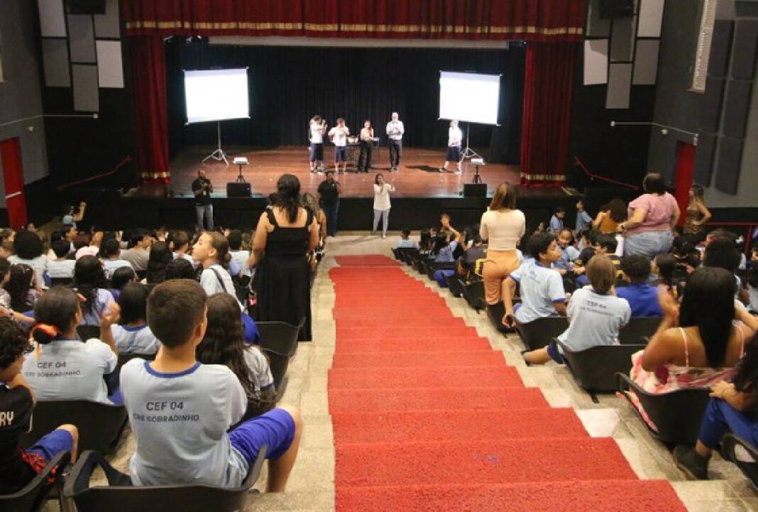 Anatel promove teatro educativo sobre privacidade e cyberbullying