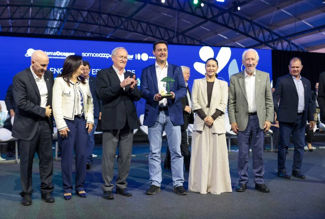 Ratinho Junior recebe Troféu Ocepar por apoio ao cooperativismo