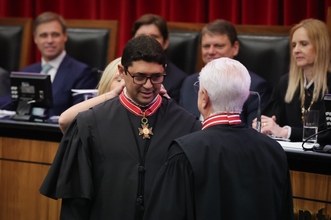 Novo conselheiro do TCE-SP se emociona ao citar Bolsonaro
