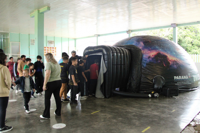 Planetário da Unicentro leva experiência imersiva em astronomia às escolas da região