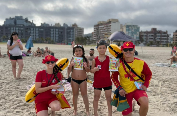 Bombeiros realizam ações educativas para crianças no primeiro fim de semana do Verão Maior Paraná