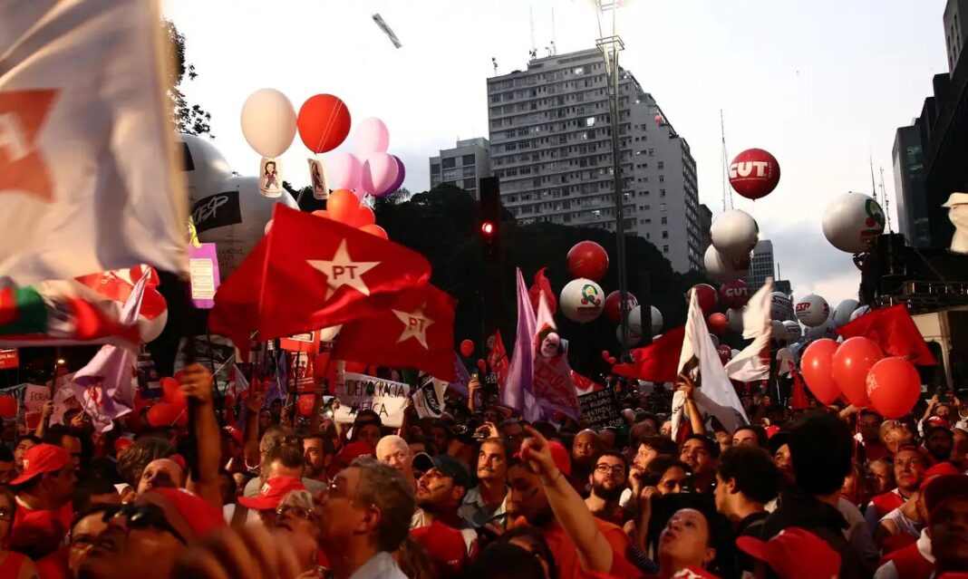 PT cogita manifestações em 8/1 após pré-candidatura de Flávio