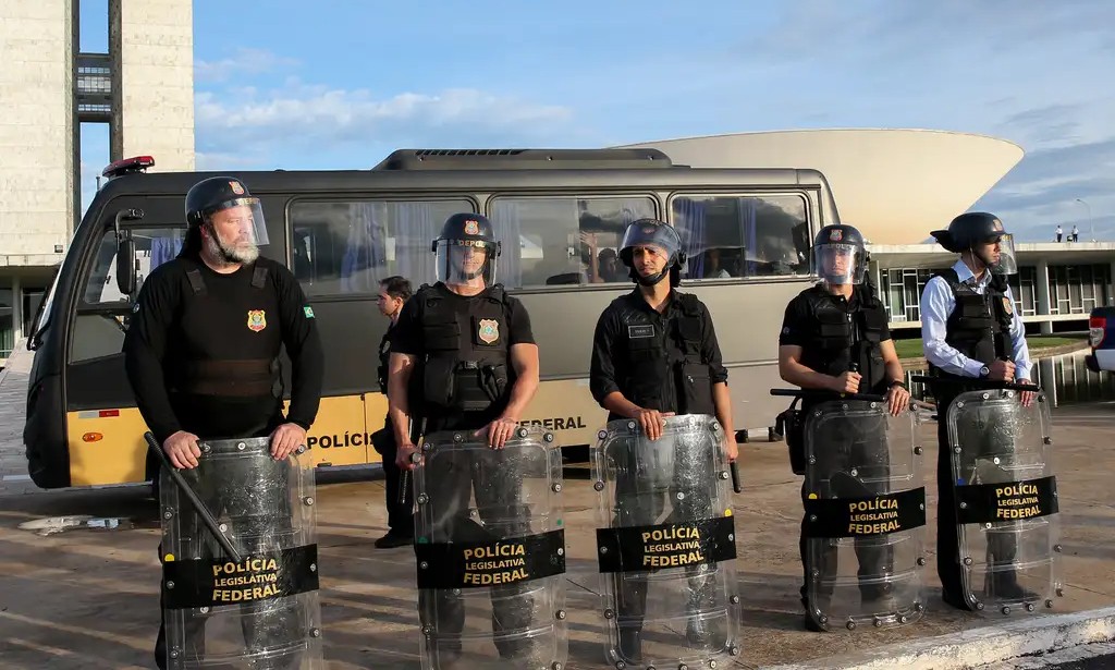 Lula sanciona porte de armas a policiais legislativos dos estados e DF