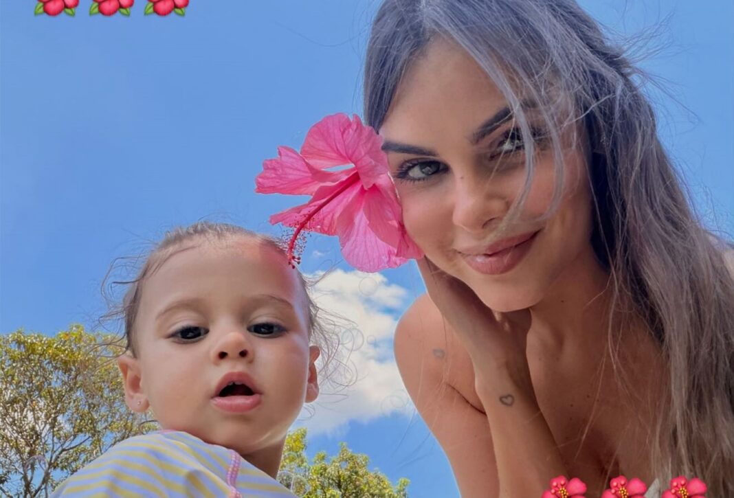 Amanda Kimberlly curte banho de mangueira com Helena, sua filha com Neymar: ‘Obrigada, 2025’