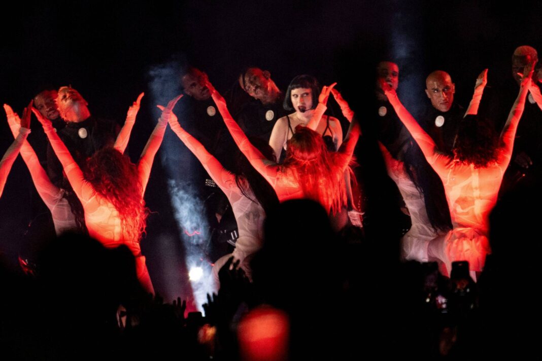 Lady Gaga interrompe show após dançarino cair do palco – 13/12/2025 – Ilustrada