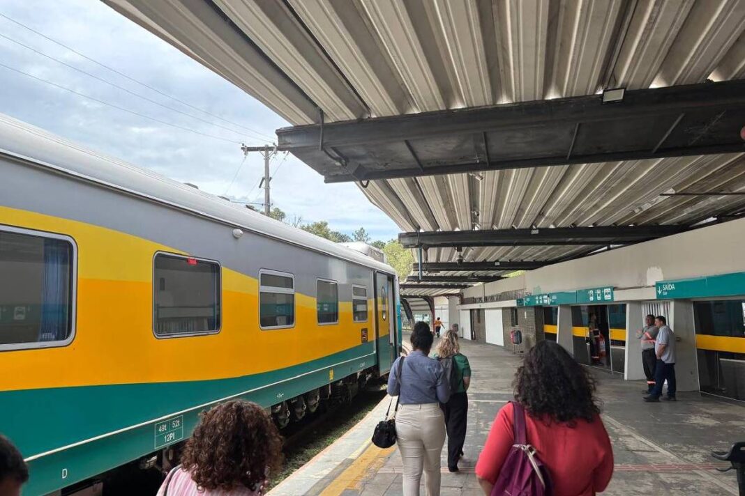 Primeiro trem noturno em três décadas começa a operar – 27/12/2025 – Sobre Trilhos