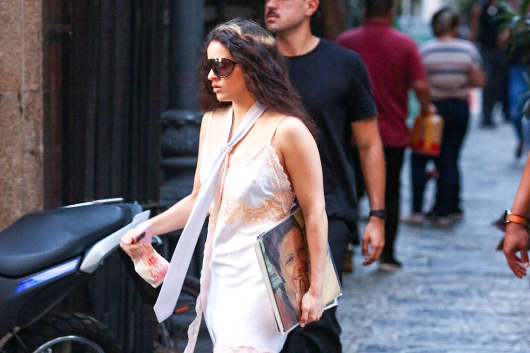 Rosalía passeia no Rio e compra vinil de Elis Regina – 01/12/2025 – Celebridades