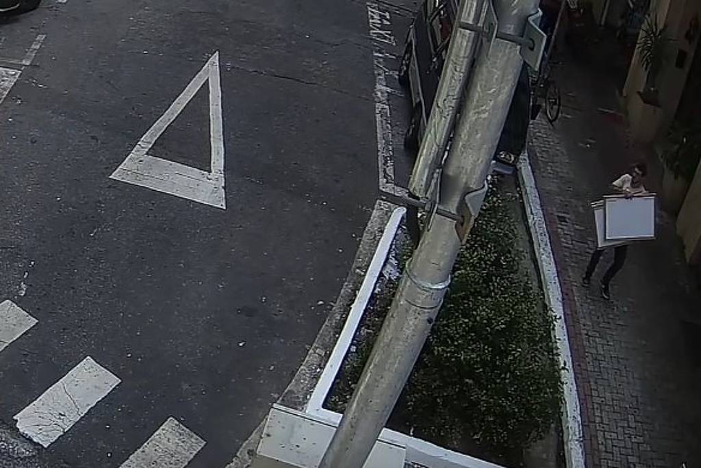 Imagens mostram suspeitos de roubar obras de biblioteca – 08/12/2025 – Cotidiano