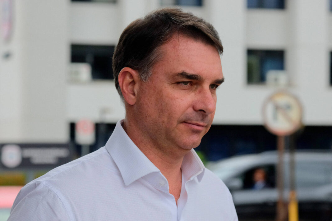 Flávio deve conversar com evangélicos após acenos de Lula – 22/12/2025 – Painel