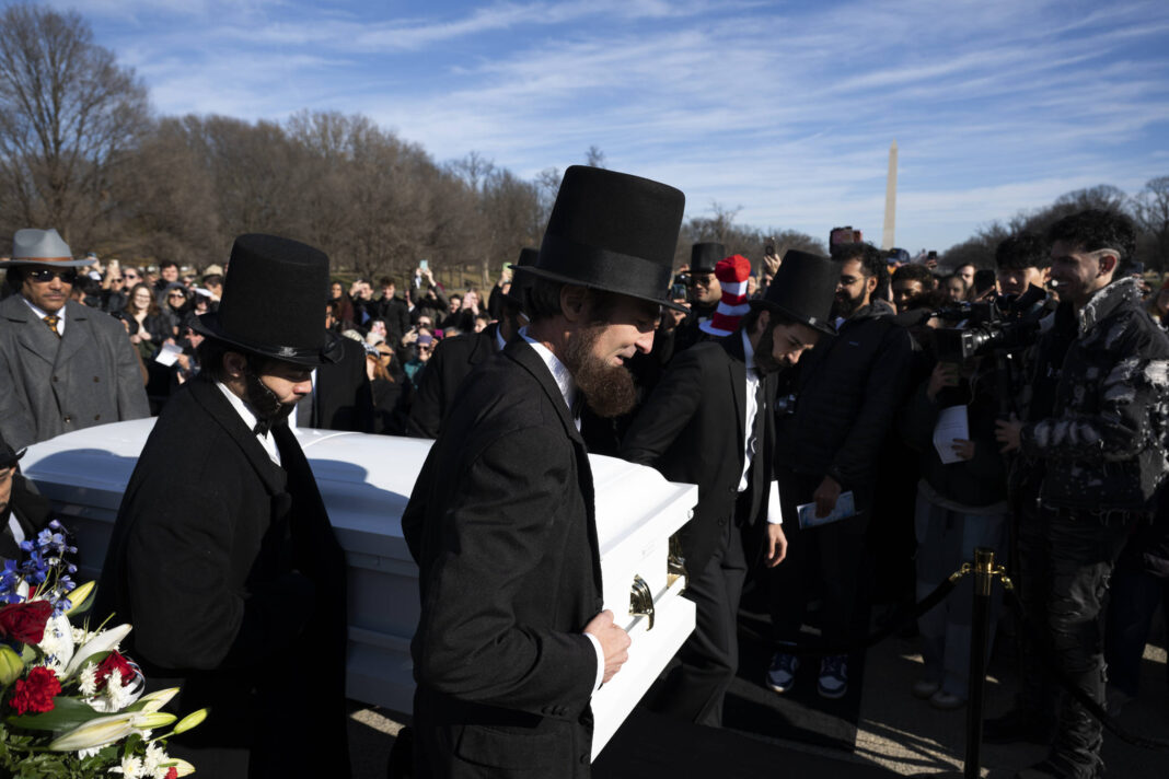 Moeda de US$ 0,01: Funeral reúne centenas nos EUA – 21/12/2025 – Economia