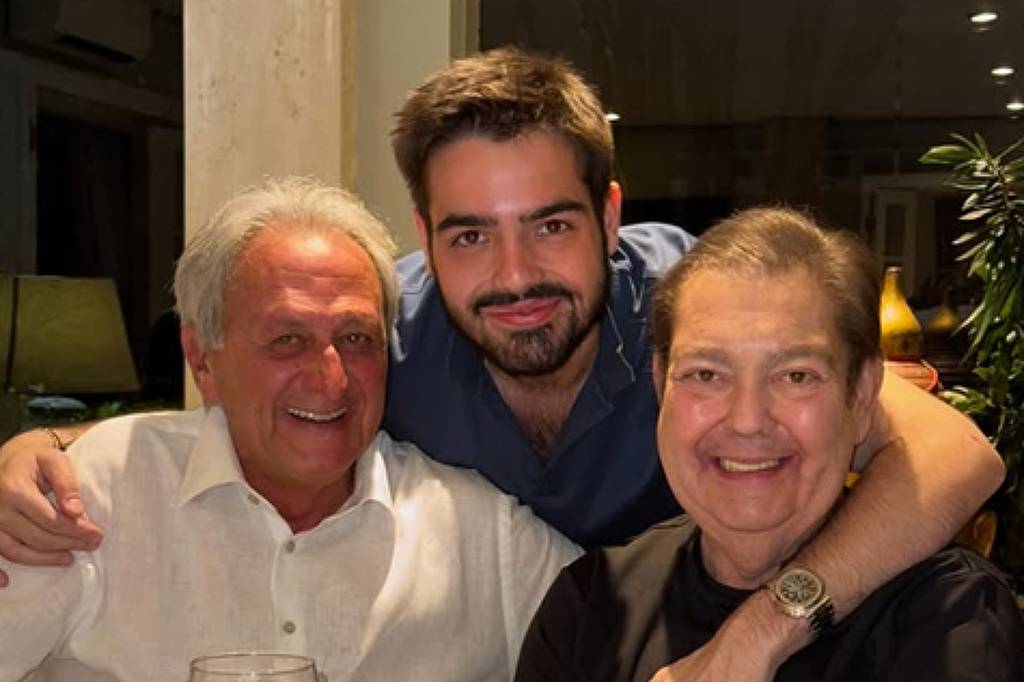 Faustão surge sorridente em clique de Natal em família – 25/12/2025 – Celebridades