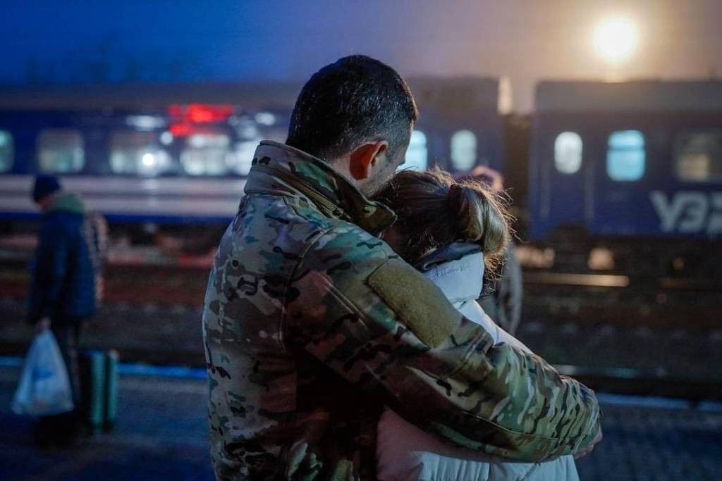 ‘Trem do amor’ leva ucranianas para ver maridos na guerra – 25/12/2025 – Mundo