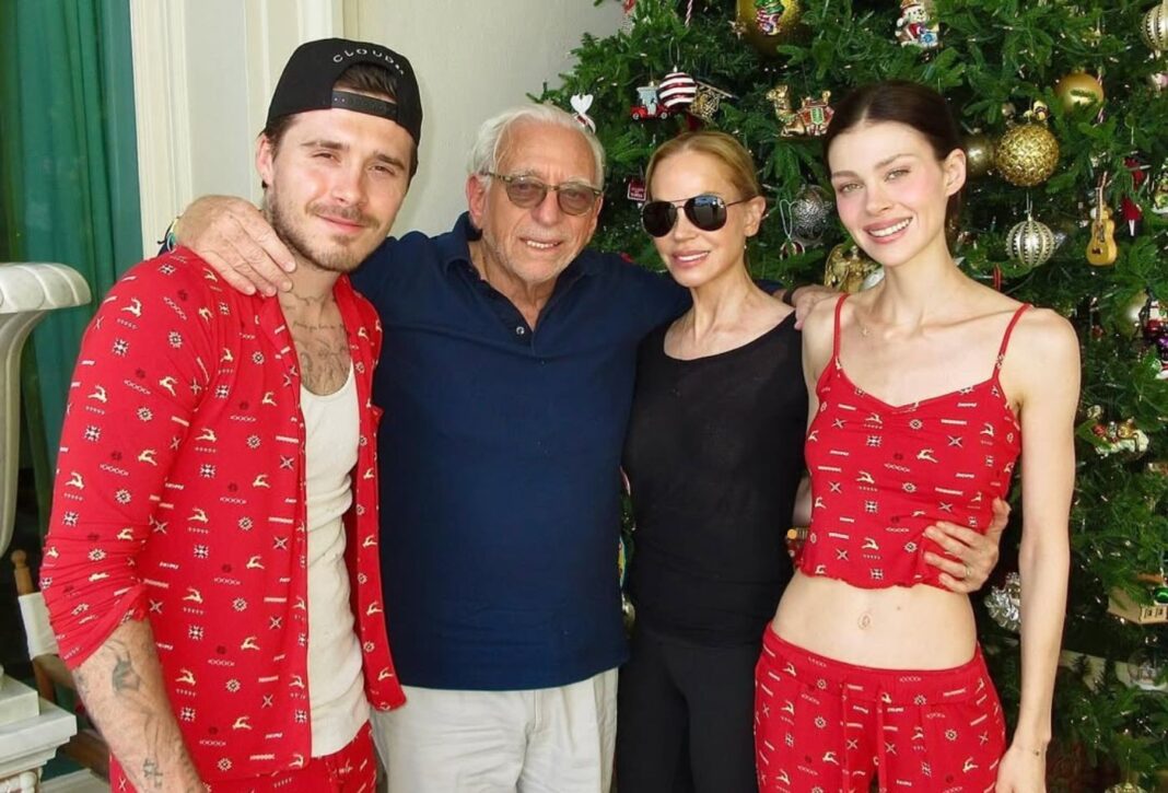 Brooklyn Beckham celebra o Natal com os sogros após bloquear David e Victoria Beckham