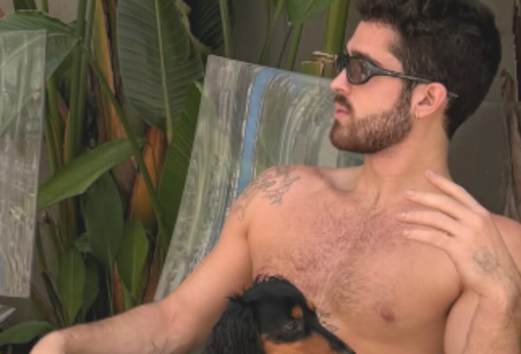 Após Natal ‘caótico’ em Goiânia, João Guilherme leva cãozinho à praia no Rio de Janeiro