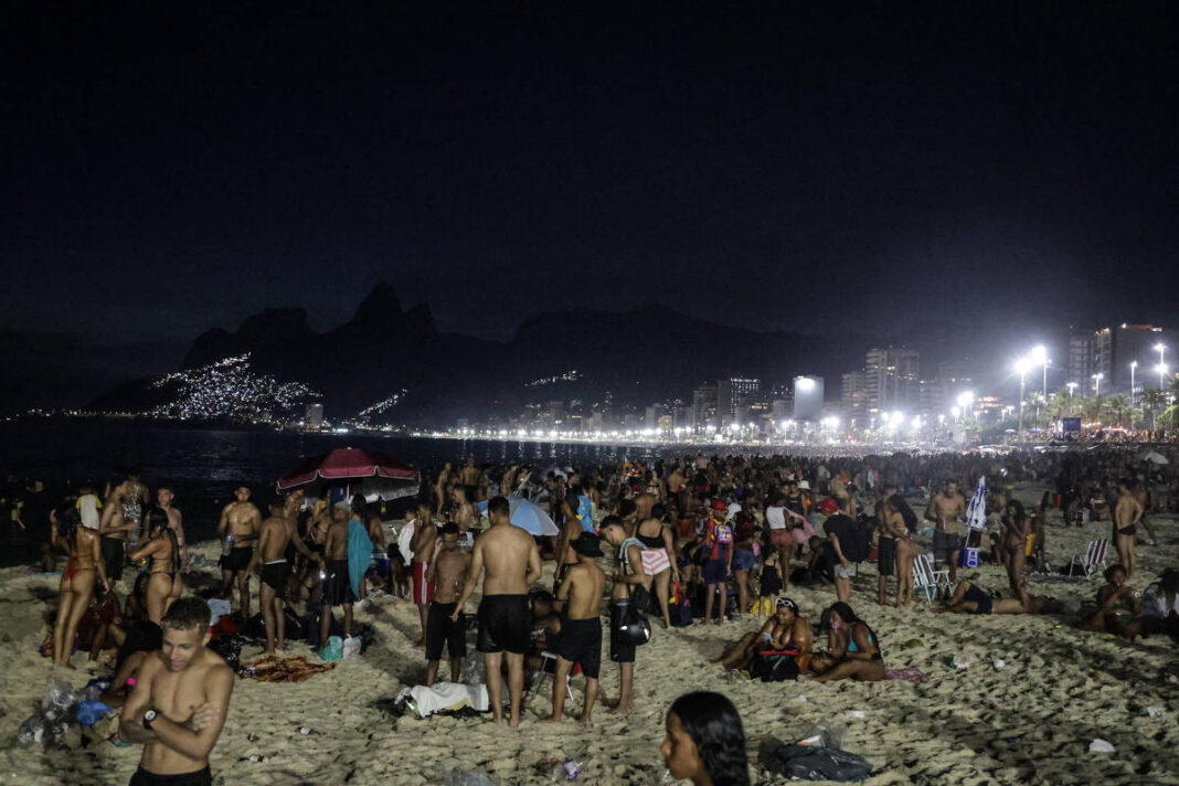 Praias lotadas à noite dificultam limpeza no Rio – 29/12/2025 – Cotidiano