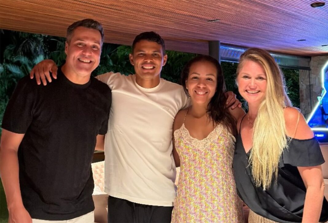 Ex-parceiros de Copa, Julio Cesar e Thiago Silva se reencontram com as esposas