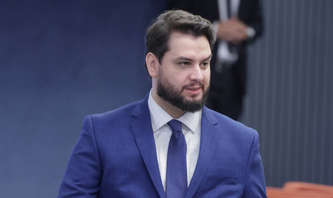 Moraes pede explicação sobre uso de rede social por Filipe Martins