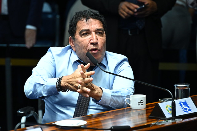 Senador pede suspensão do recesso para investigar denúncias sobre Moraes e Banco Master