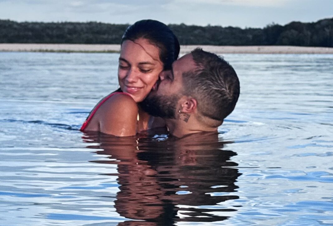 Alane Dias e Fran Gil namoram muito durante banho de rio no Pará; assista