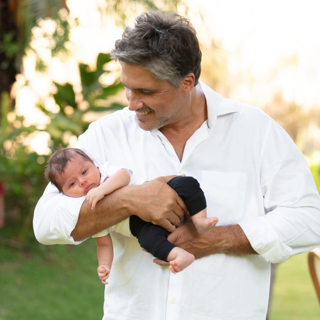 Leo Chaves, dupla de Victor, apresenta quinto filho dois meses após nascimento; fotos