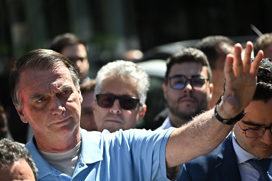 Defesa de Bolsonaro pede visita de cardiologista e fisioterapeuta