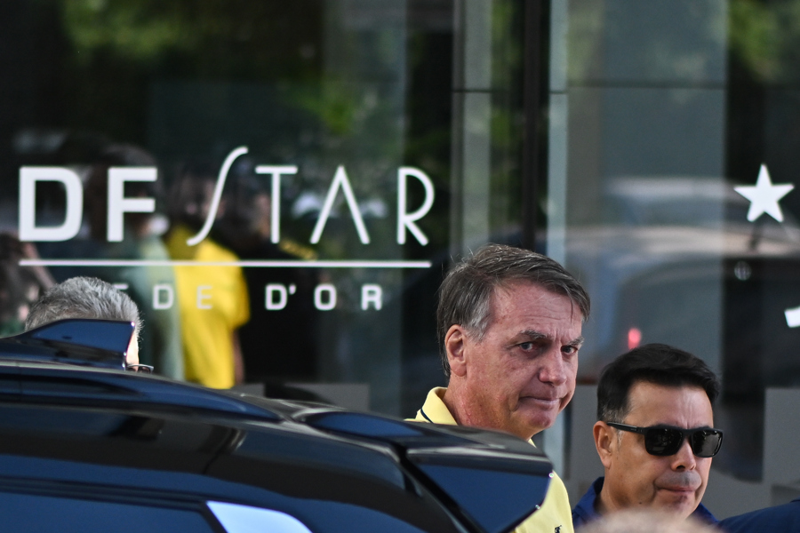Médicos ajustam medicação de Bolsonaro para conter soluços