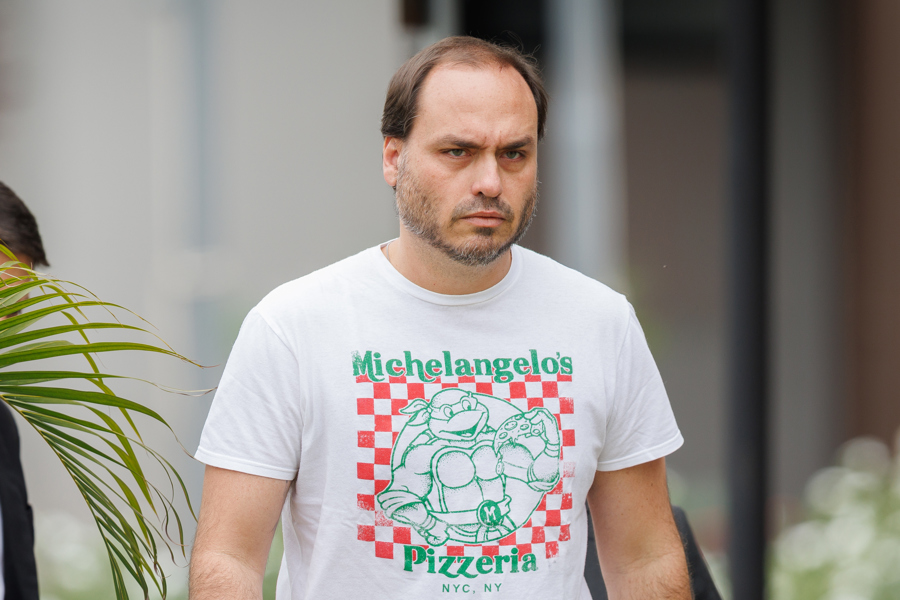 Carlos lamenta volta dos soluços de Bolsonaro após operações