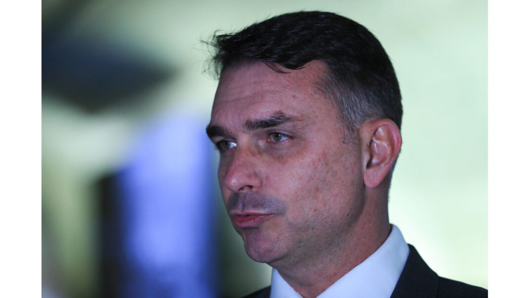 Flávio Bolsonaro tenta diminuir rejeição e fortalecer candidatura
