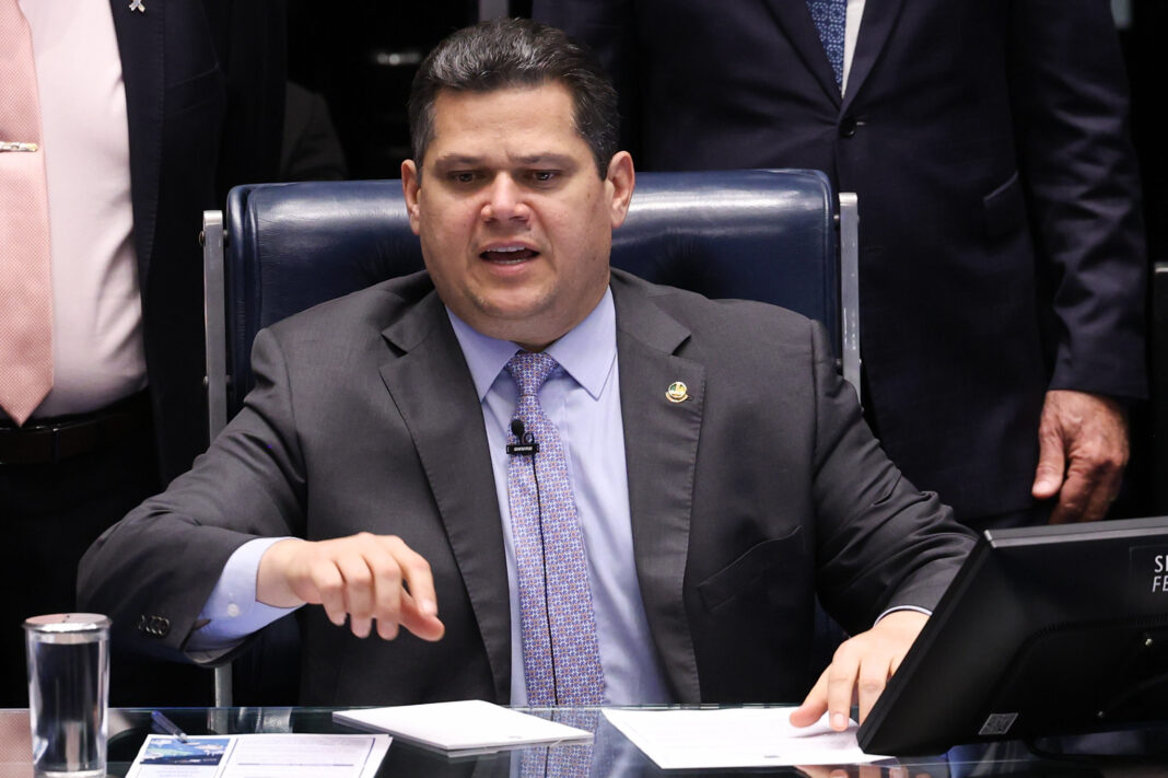 Alcolumbre acusa Gilmar de usurpar função do Congresso