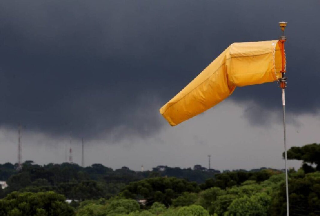 Alerta laranja de tempestade atinge cidades do Paraná no Natal