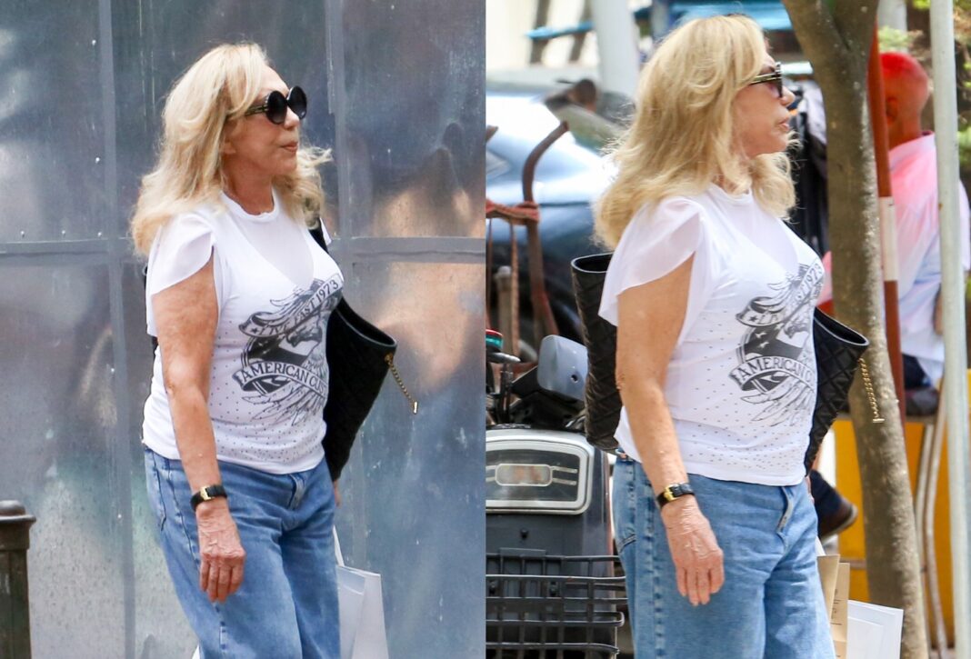 Toda estilosa, Arlete Salles passeia pelo Rio de Janeiro de calça jeans e blusa roqueira