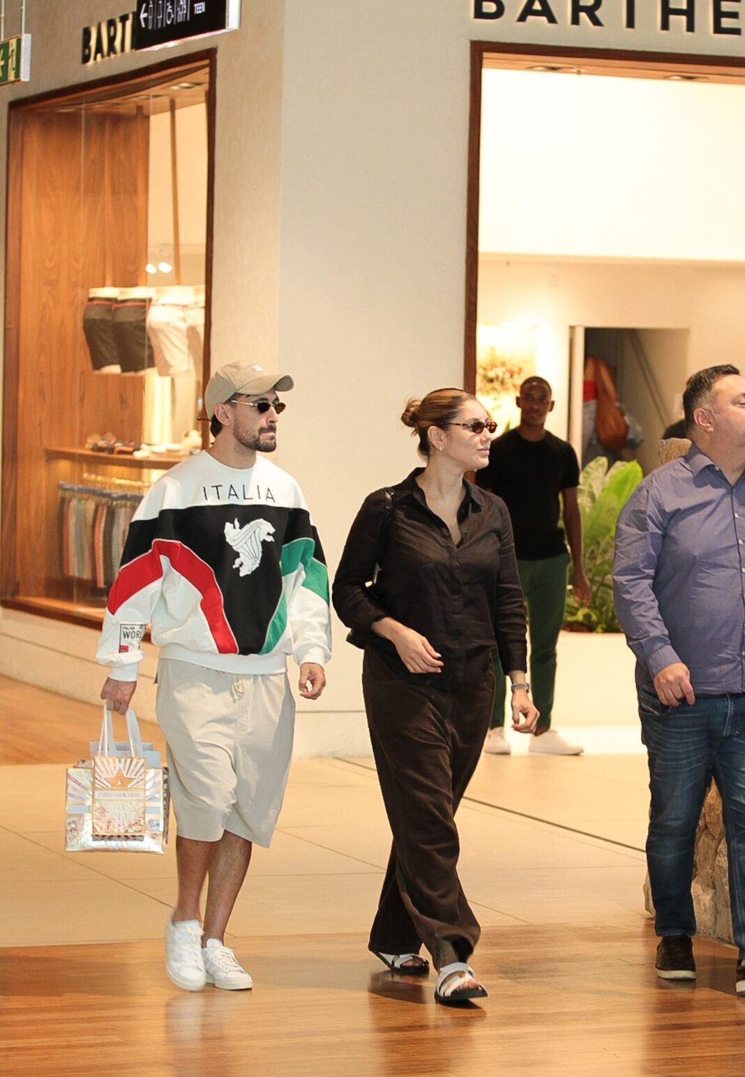 Arrascaeta é visto com esposa, Camila Bastiani em shopping na Barra da Tijuca; veja