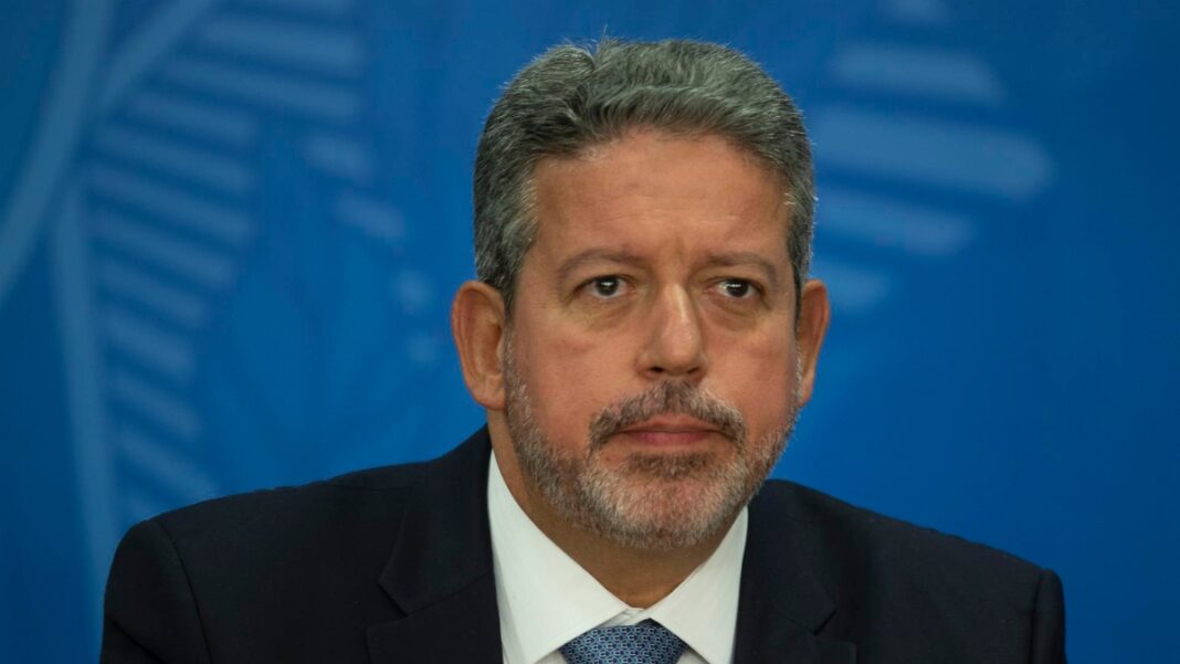 Dino liga assessora de Lira alvo de operação ao antigo “orçamento secreto”