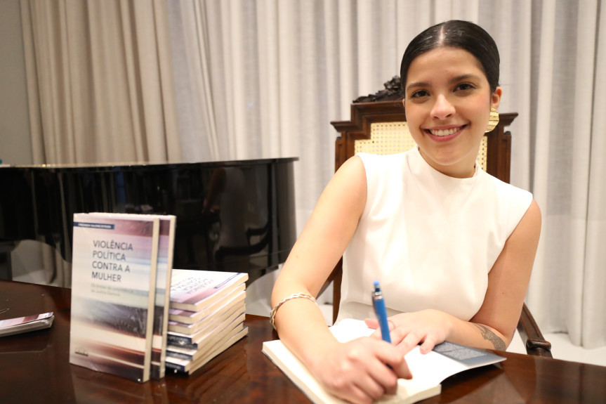 Assembleia Legislativa do Paraná | ALEP | Notícias > Assembleia promove lançamento de obra que analisa competência da Justiça Eleitoral nos casos de violência política de gênero