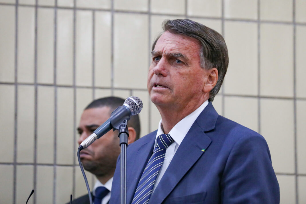 Defesa pede autorização Bolsonaro fazer fisioterapia na prisão