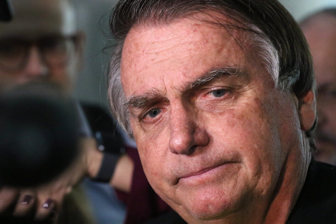 Bolsonaro segue em cuidados pós-operatórios, diz boletim médico