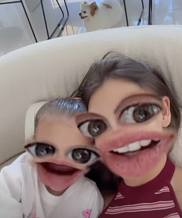 Amanda Kimberlly brinca com filtros engraçados com Helena, sua filha com Neyma