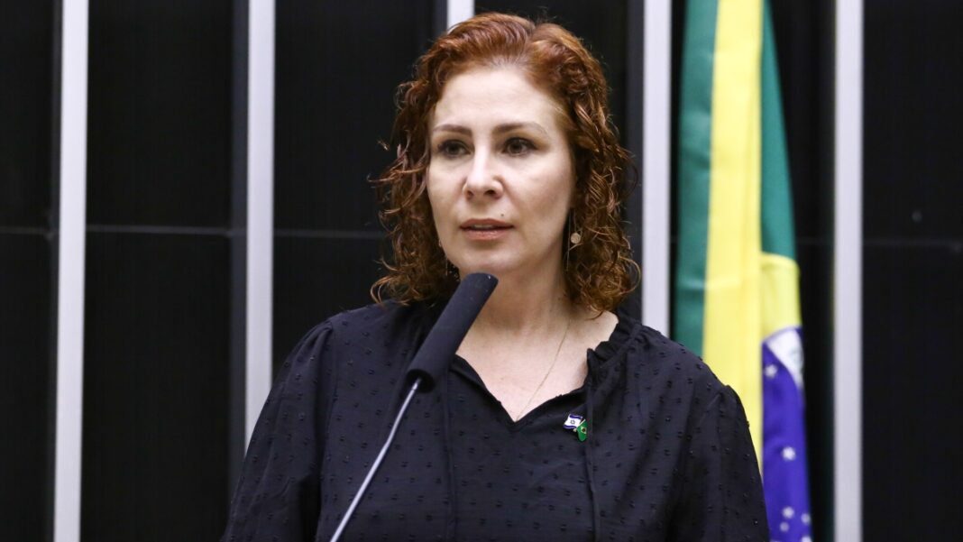 Moraes vota para manter perda de mandato de Carla Zambelli