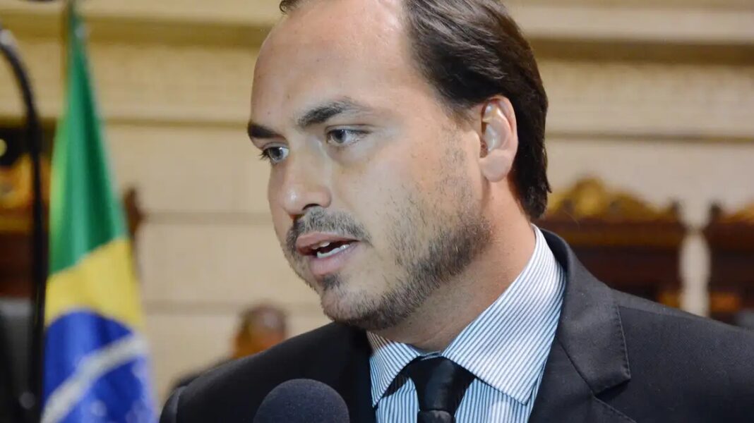 Carlos publica lista de doenças de Bolsonaro para justificar prisão domiciliar