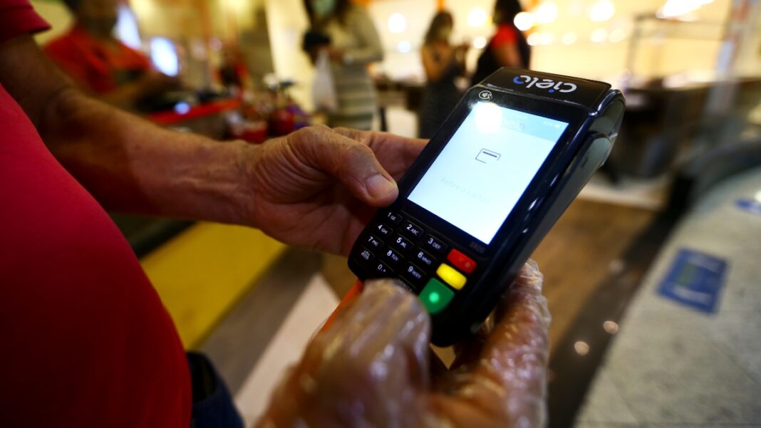 Juro do rotativo do cartão dispara e vai a 440,5% em 2025