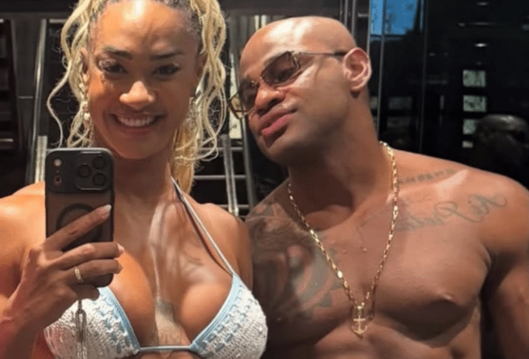 Novo casal? Aline Patriarca e Cezar Black aparecem juntinhos em passeio de barco