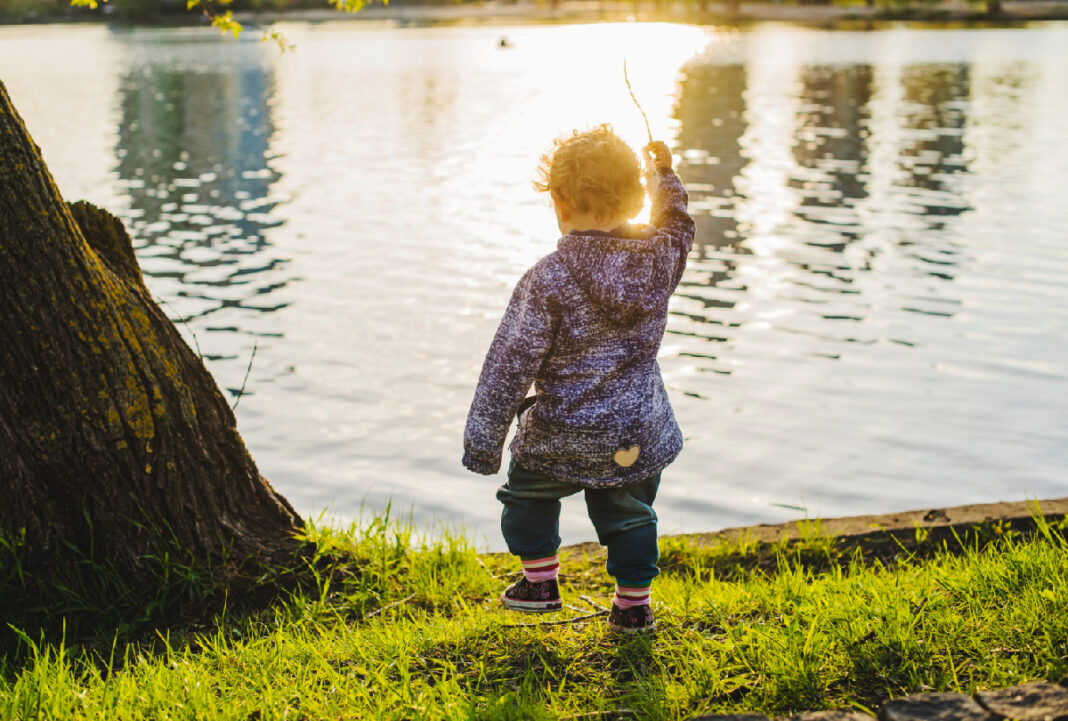 Criança morre afogada no Litoral e mãe é presa por abandono