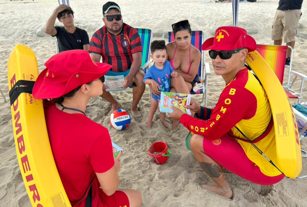 Bombeiros reforçam cuidados com crianças na praia no Paraná
