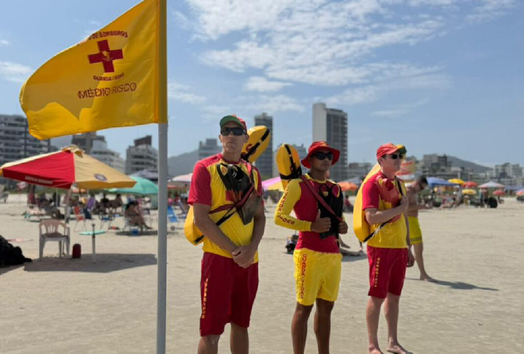 Bombeiros fazem ações sobre cuidados na praia durante o Verão